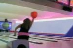 Jugando al voley con bolas de bowling