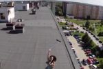 Mujer baja un drone a escobazos