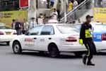 Policía bailando en la calle como Michael Jackson