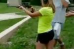 Cómo dispara un arma una mujer
